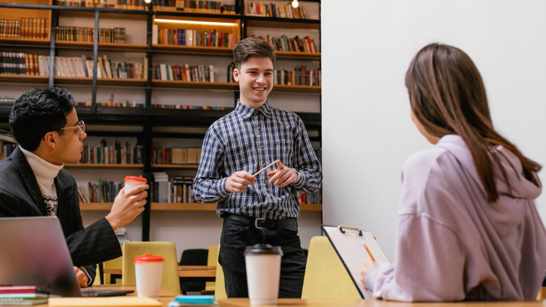 チームで協力する教育スタッフ